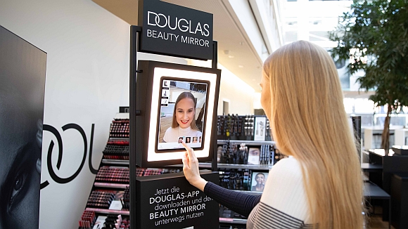 Virtueller Make-up-Spiegel Douglas mit intuitiven